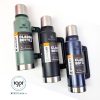 فلاسک دسته‌دار برند استنلی با ظرفیت بالا و طراحی دوجداره از فولاد ضد زنگ، یک انتخاب عالی برای افرادی است که به دنبال یک ماگ با کیفیت و دوام مناسب برای استفاده روزمره یا سفر هستند. این ماگ، با ظرفیت 1500 سی‌سی، حجم زیادی از نوشیدنی‌های گرم یا سرد را در خود جای می‌دهد و با استفاده از فناوری دوجداره، دمای نوشیدنی را برای مدت مناسبی حفظ می‌کند. وجوددرب فلاسکی و کامل پیچی و دسته محکم، باعث شده این فلاسک ماندگاری نوشیدنی شما را بالا ببرد و به شما امکان می‌دهد تا در هر مکانی به‌راحتی از نوشیدنی‌های خود لذت ببرید. نکته مهم این است که درب اصلی فلاسک را می توان به عنوان فنجان استفاده کرد. طراحی شیک و کاربردی این محصول، آن را به گزینه‌ای بی‌نظیر برای علاقه‌مندان و طبیعت گردان به محصولات استنلی تبدیل کرده است. ویژگی‌های کلیدی تراول ماگ لارج دسته‌دار برند استنلی ظرفیت بالا: 1400 سی‌سی، مناسب برای نگهداری حجم زیادی از نوشیدنی‌ها این محصول برای سفر و طبیعتگردی بسیار عالی است جنس بدنه:جنس این مدل فوق العاده و کلاسیک استنلی از فولاد ضدزنگ و BPA FREE هست دوجداره: ساختار دوجداره برای حفظ دمای نوشیدنی‌های گرم و سرد درب عایق دوبل است و میتوان بعنوان فنجان استفاده کرد شامل دوجداره وکیوم که بهترین نوع دوجداره میباشد درب فلاسکی پیچی دسته‌دار: دارای دسته محکم و ارگونومیک برای حمل راحت‌تر نگهداری: نگهداری یخ 6 روز / نگهداری دمای سرد 35 ساعت / نگهداری دمای گرم 40 ساعت قابل شستشو در ماشین ظرفشویی بدون نشتی برند: برند استنلی STANLEY